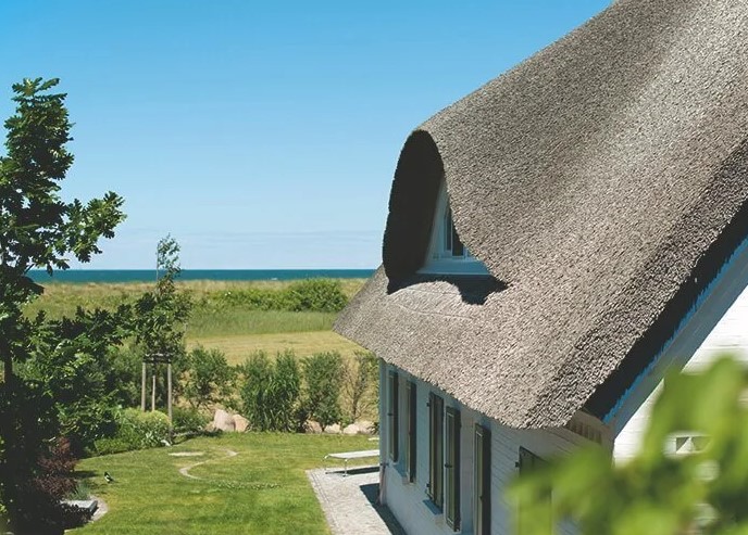 Zachte daken met rieten dakbedekking moeten voldoen aan speciale vereisten voor brandbeveiliging.